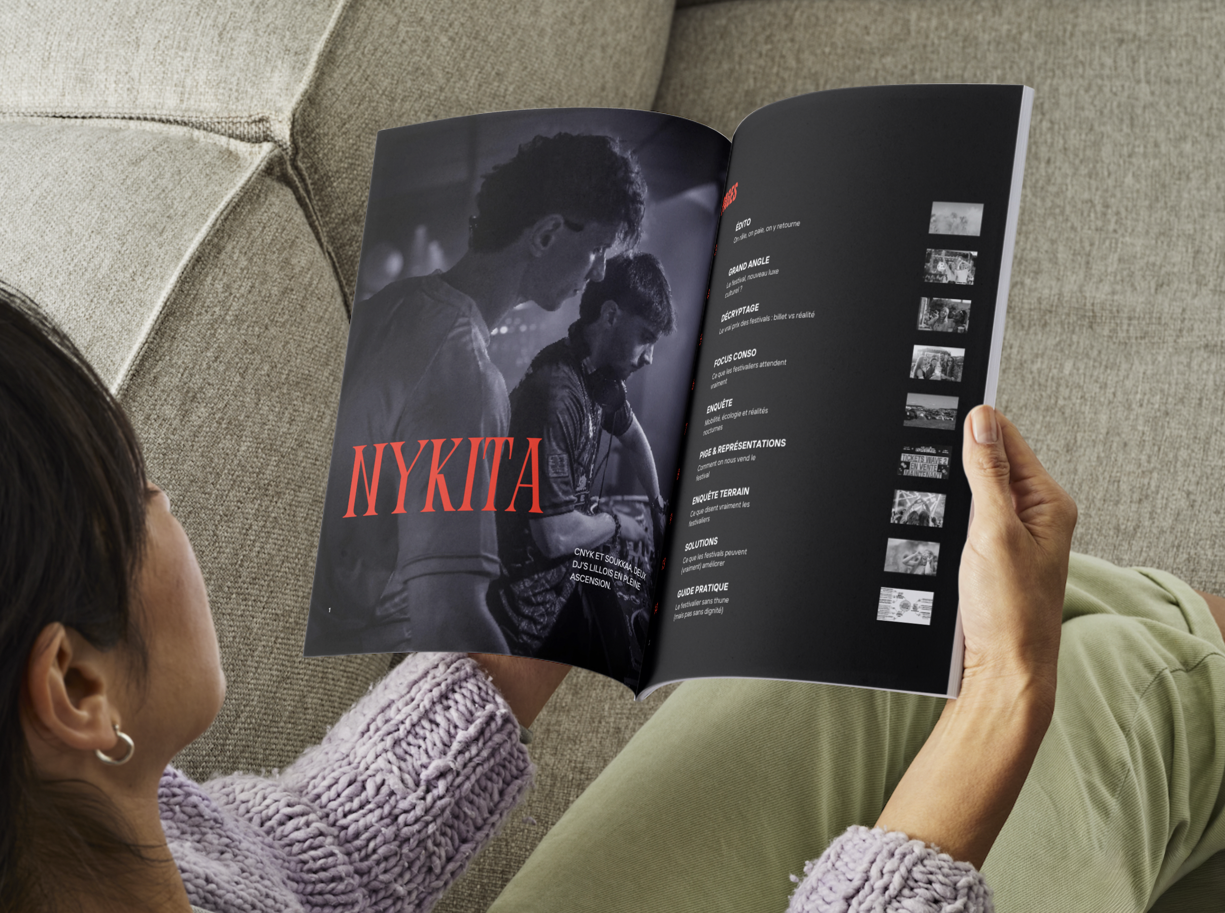 Femme dans fauteuil tenant un magazine